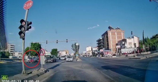 Otomobile çarpan motosiklet sürücüsünün kaskı fırladı, havada takla atıp yere savruldu