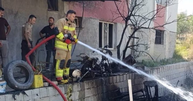 Antakya’da yaşanan yangında motosiklet kullanılmaz hale geldi