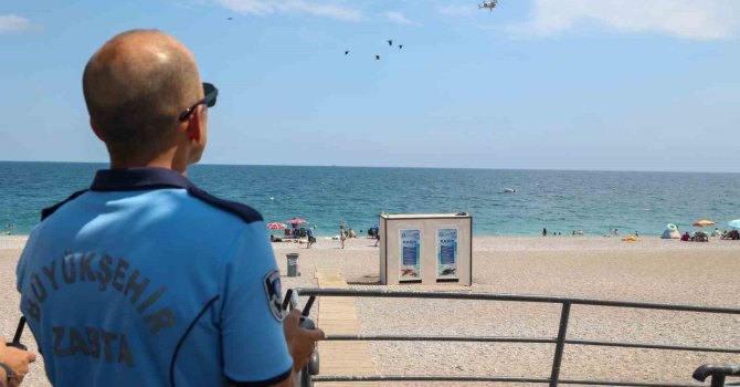 Büyükşehir zabıtası Konyaaltı Sahili’nde dron desteğiyle denetimlerini sürdürüyor