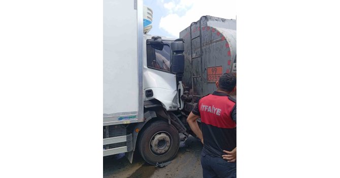 Osmaniye’de tankere arkadan çarpan tırda 2 kişi yaralandı