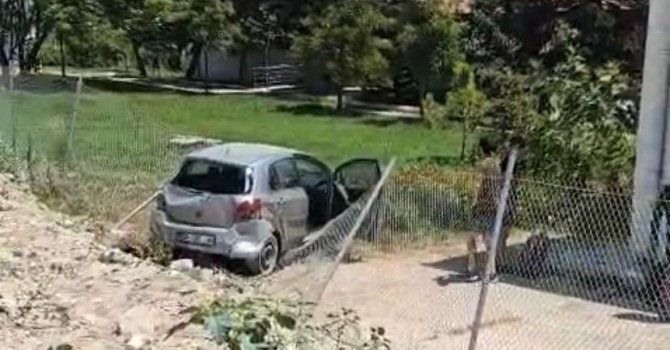 Zincirleme kazada otomobil enstitünün bahçesine düştü: 3 yaralı