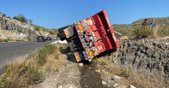 Yangına giden orman ekibinin su ikmal aracı kaza yaptı
