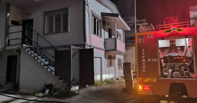İskenderun’da iş yerinin deposunda yangın çıktı