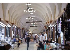 Kahramanmaraş’ın tarihi çarşısı sıcak havada doğal serinlik sunuyor