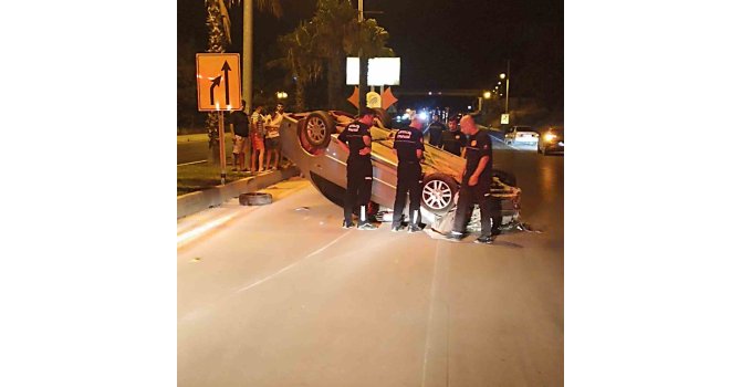 Önündeki motosiklete çarpmamak için direksiyonu kırdı, takla attı