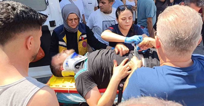Otomobil ile çarpışan motosikletli metrelerce havaya savruldu