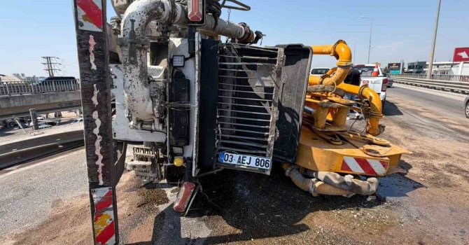 Beton pompası kamyonu bariyerlere çarpıp yan yattı