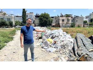 Mahalle arasındaki arsa çöplüğe döndü, vatandaşlar tepki gösterdi