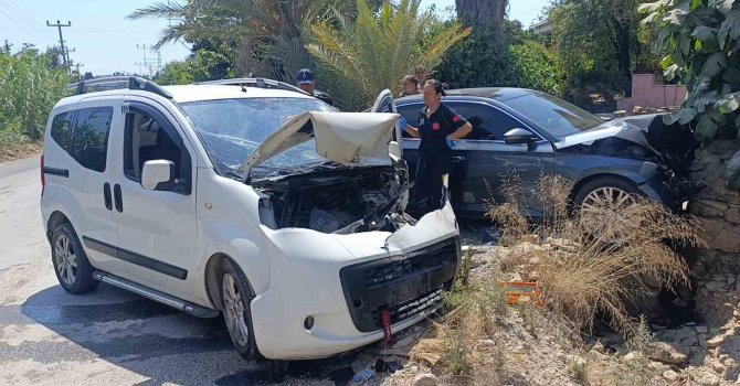 Otomobil ile hafif ticari araç kafa kafaya çarpıştı: 1 yaralı