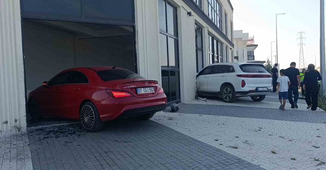 Çarpışan otomobiller hızını alamayıp iki ayrı kapıdan iş yerine girdi o anlar güvenlik kamerasına yansıdı