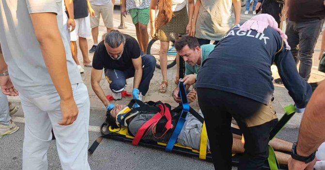 Sürüklenen motosiklet yayaların arasına daldı: 3 yaralı