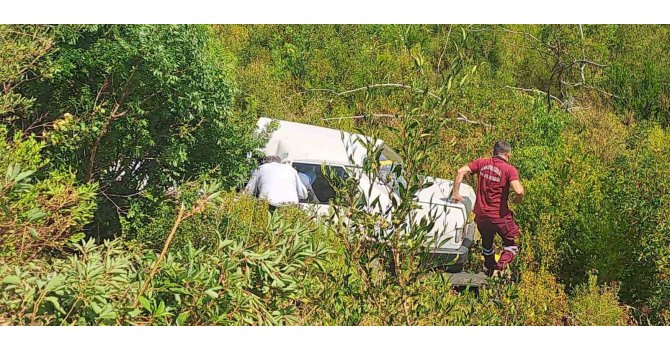 5 metreden şarampole yuvarlanan otomobildeki 2 kişi yaralandı