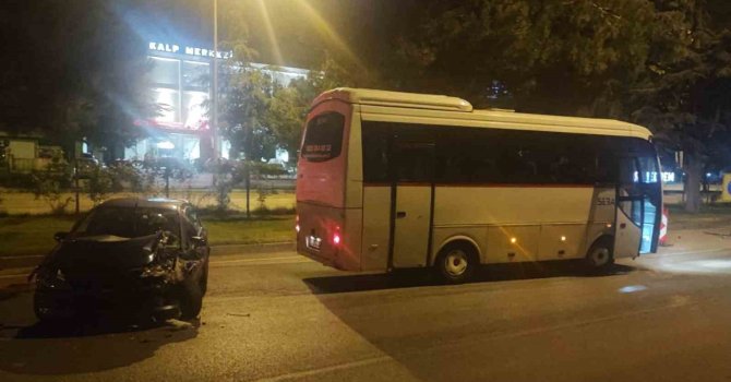 Ters yönden gelen alkollü sürücü servis minibüsüne çarptı