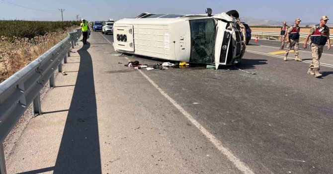 Tarım işçilerini taşıyan minibüs devrildi: 1’i ağır 5 yaralı
