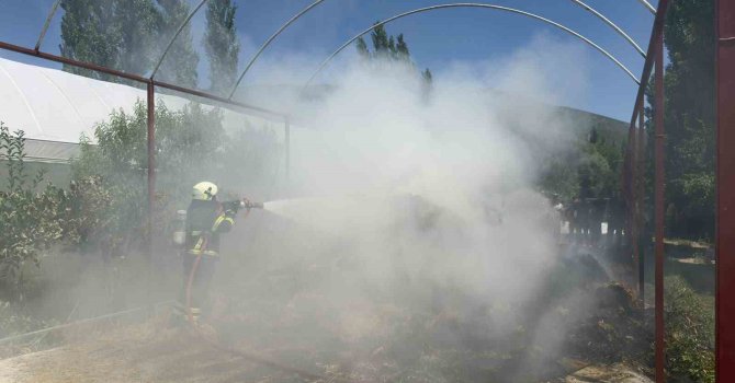 Burdur’da ev bahçesinde çıkan yangında 2 ton arpa kül oldu