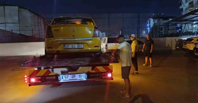 Trafik kavgasında ticari taksi sürücüsünün yumruk attığı yaşlı adam yere düştü