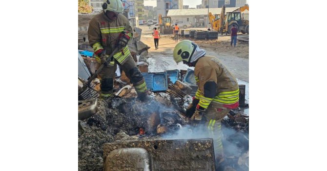 Antakya’da inşaat malzemelerinin bulunduğu alanda yangın çıktı