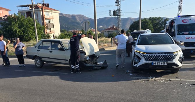 Kavşakta meydana gelen kazada yolcu yaralandı