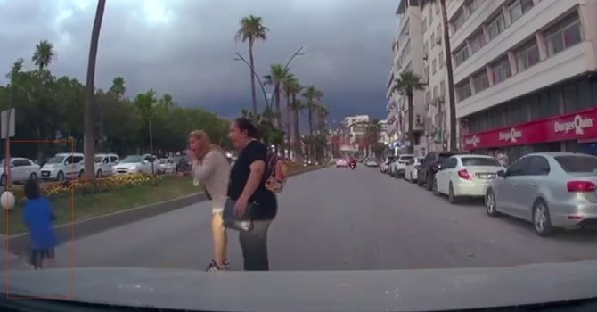 Motosikletin, scooterli çocuğa çarptığı anlar kamerada
