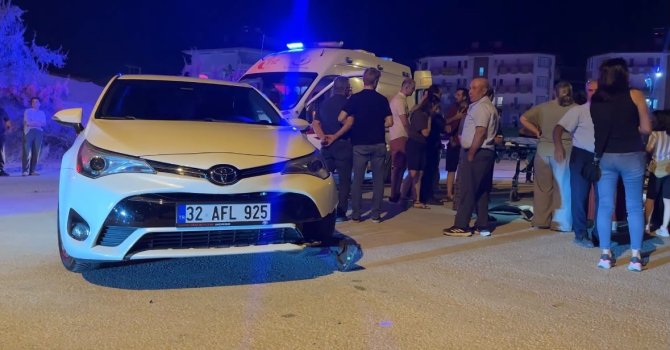 Otomobille çarpışan motosiklet kontrolden çıkınca yol kenarındaki çocuğa çarptı