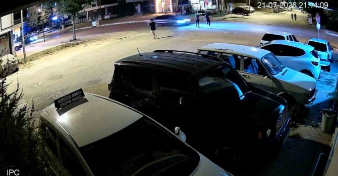 Yolun karşısına geçmeye çalışan kadını hayattan koparan kaza kamerada