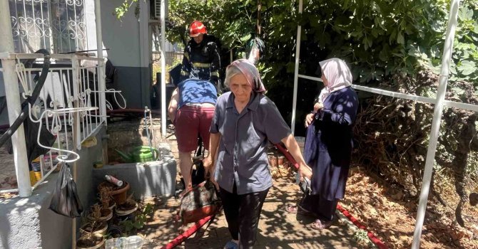 Yaşlı çift alevlerin sardığı evden komşuların uyarısıyla çıktı