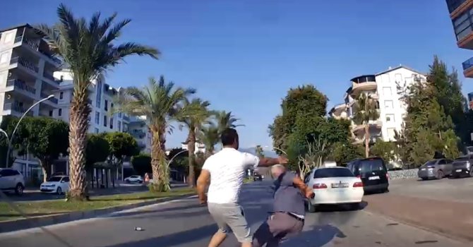Yaşlı adamın yere düştüğü yumruklu trafik kavgasının yeni görüntüleri ortaya çıktı