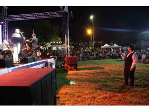 "Geleneksel Kozan Belediyesi Yaz Konserleri" başladı: Konserin en büyük alkışı özel bireye