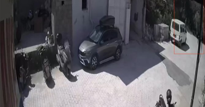 Evin avlusundaki ağaç kamyonetin üzerine devrildi