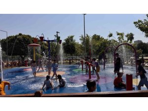 Kavurucu sıcakta çocuklar su oyun parkına akın etti