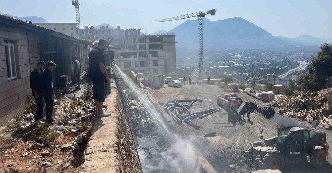 Alanya’da inşaat boruları alev aldı, yangın yatakhaneye sıçradı