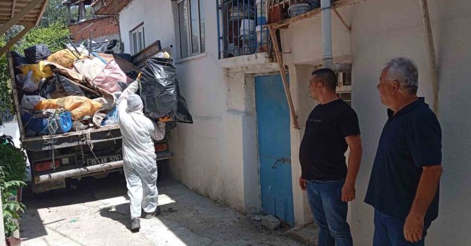 Burdur’da kötü kokunun kaynağı çöp ev çıktı: 3 kamyon atık çıkarıldı