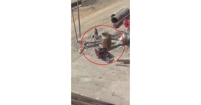 İnşaattaki demir boruları çalan motosikletliler kamerada