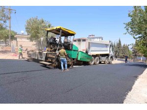 Kahramanmaraş’ta asfalt işçileri bunaltıcı sıcağa rağmen mesaisini sürdürüyor