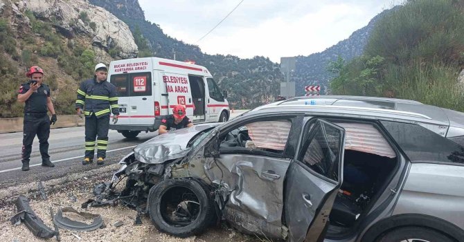 Isparta-Antalya kara yolunda otomobil ile pikap çarpıştı: 4 yaralı