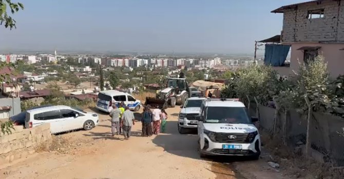 Yokuş aşağı inen otomobil iş makinesine çarptı: 1 ölü