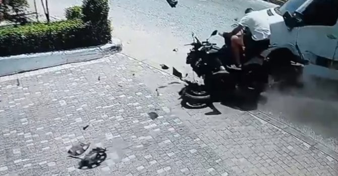 Tur midibüsüyle çarpışan motosiklettekiler yola savruldu