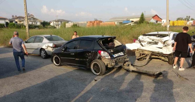 Antalya’da 4 araçlı zincirleme kaza: 6’sı turist 7 yaralı