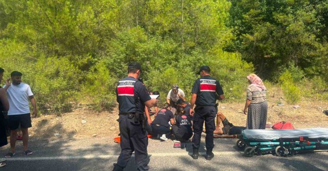Manavgat’ta römork üzerindeki botlar devrildi: 3 yaralı