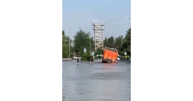 Adana’da su borusu patladı, yollar göl oldu