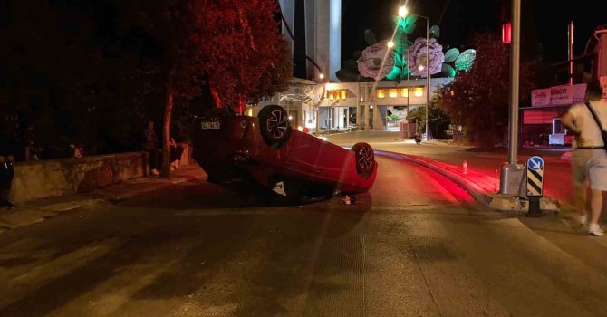 Isparta’da refüje çarpan otomobil ters döndü, sürücü hafif yaralandı