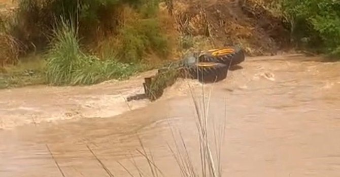Osmaniye’de sel sularına kapılan iş makinesi dereye devrildi