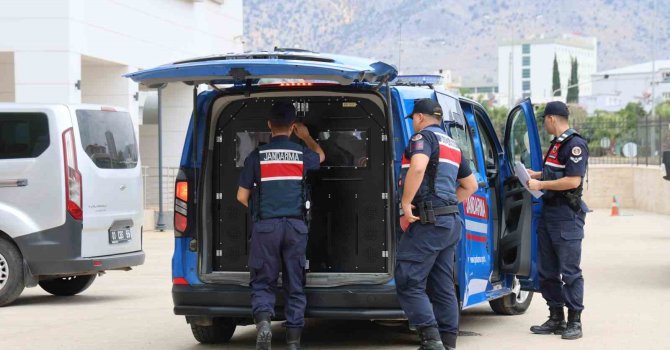 Kozan’da ‘yağma’ suçundan aranan firariler jandarma operasyonu ile yakalandı