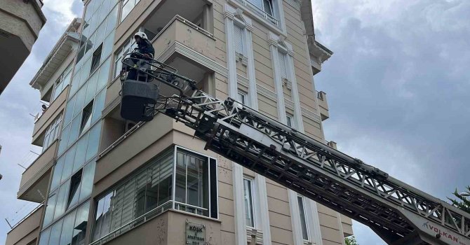 Alanya’da apartman dairesinin mutfağında çıkan yangın korkuttu