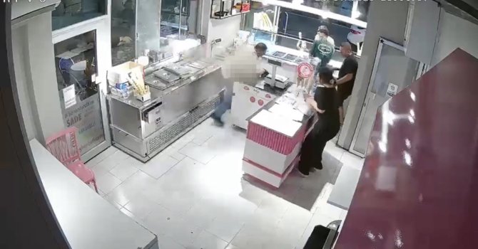 Önce cep telefonundaki kişiye el salladı, sonra tabancayla dondurmacıyı öldürdü