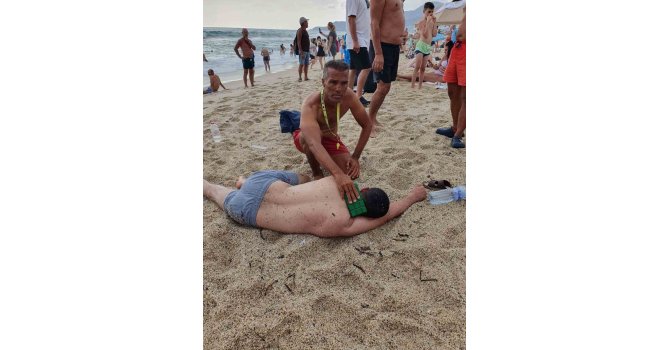 Alanya’da boğulma tehlikesi geçiren tatilciyi cankurtaran kurtardı