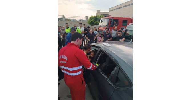 Araçta kilitli kalan çocuk camın kırılmasıyla kurtarıldı