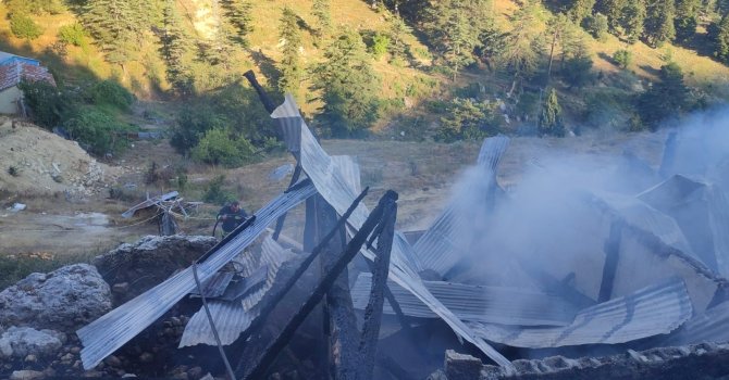 Osmaniye’de samanlık yangını büyümeden söndürüldü