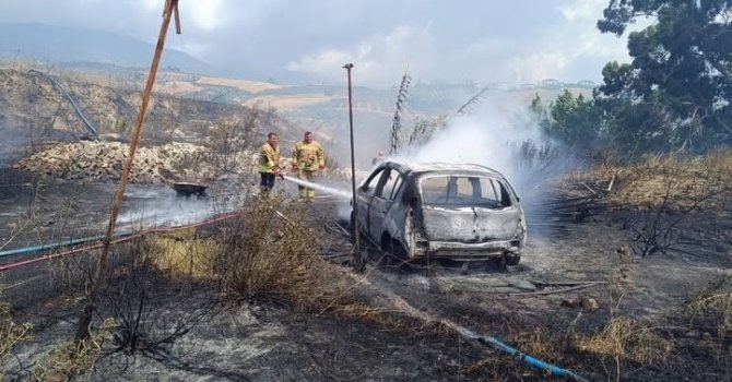Bahçede başlayan yangında otomobil ve sera kullanılmaz hale geldi