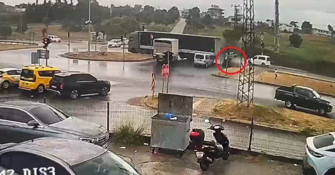 Antalya’da otomobilin tır sürükleyip takla attırdığı anlar kamerada: 3 yaralı